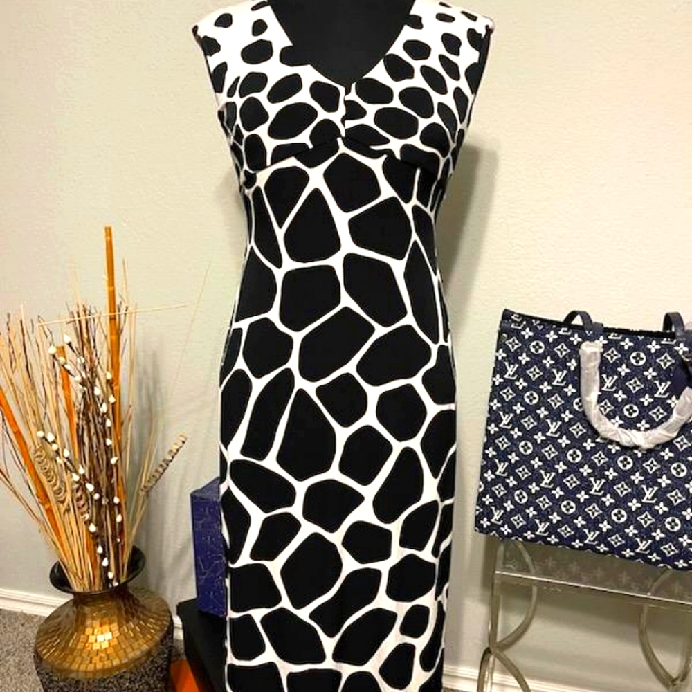 MAGGY LONDON SZ 2 BLACK & WHITE Giraffe print V-neck, cap sleeve midi dress
